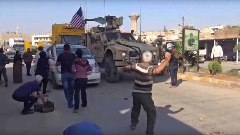 "¡Mentirosos!": kurdos arrojan patatas a tropas de EE.UU. que se retiran de Siria (VIDEO)