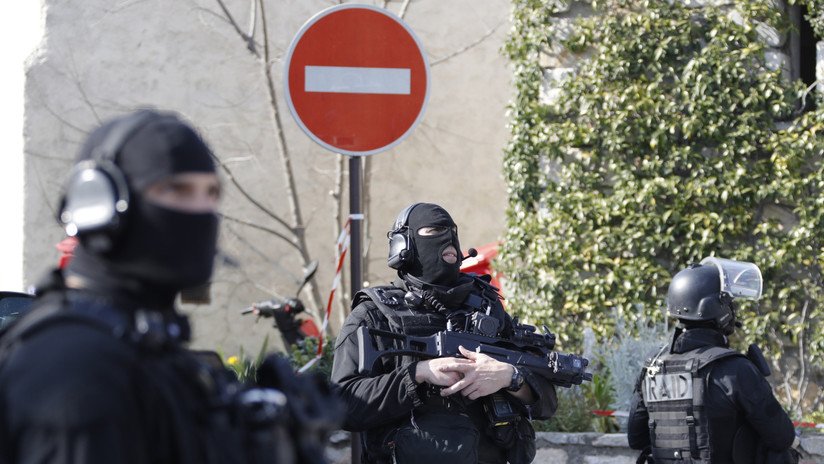 Un hombre se atrinchera en un museo en Francia y escribe en árabe que el edificio "se convertirá en un infierno"