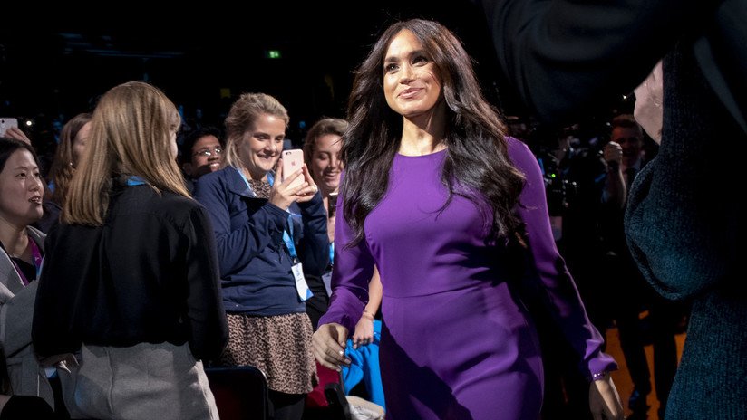VIDEO: Meghan Markle vive un momento incómodo cuando la organizadora de un evento intenta estrecharle la mano, abrazarla y hacerle reverencia a la vez