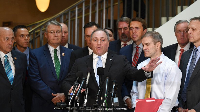 VIDEO: Congresistas republicanos irrumpen en la audiencia a puerta cerrada sobre la investigación contra Trump