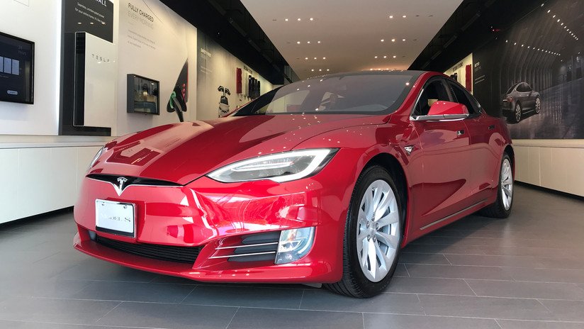 Un hombre muere en un incendio dentro de un Tesla al no abrirse las futuristas puertas del auto