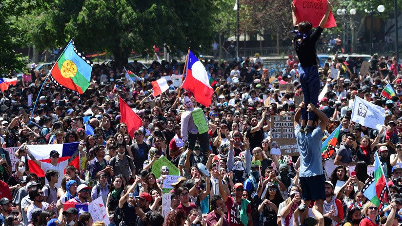 Disturbios, incendios y gas lacrimógeno: choques entre manifestantes y policías en una nueva jornada de protestas en Chile