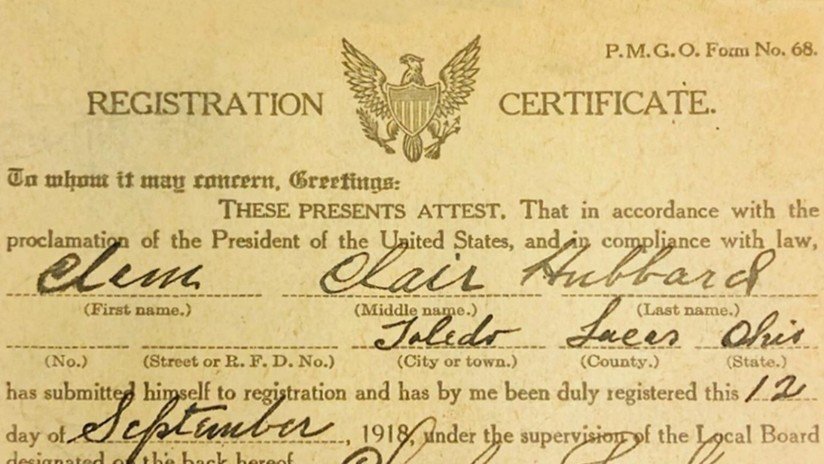 FOTO: Compra una biblia y encuentra dentro una tarjeta de registro de la Primera Guerra Mundial, firmada hace 101 años