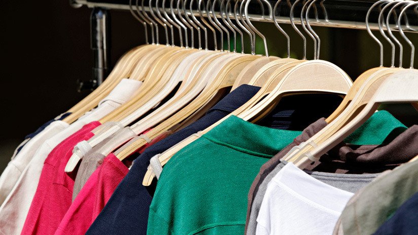 Trabajadora de una tienda de segunda mano encuentra 7.000 dólares en el bolsillo de un abrigo donado