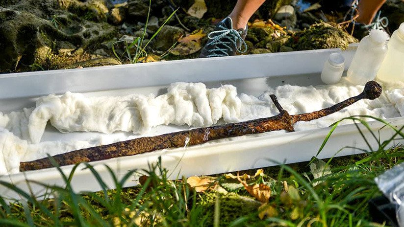 FOTOS: Hallan una espada de 700 años de antigüedad clavada en una roca como la Excálibur de la leyenda artúrica