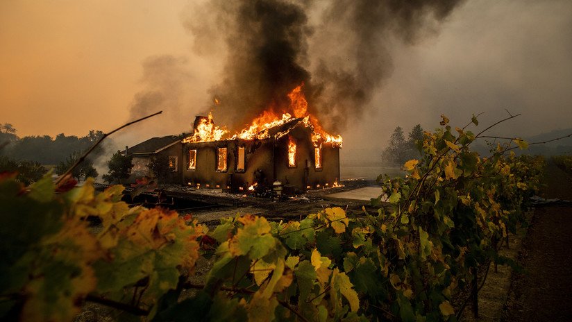 Evacúan a 100.000 personas y dejan sin electricidad a casi 3 millones por incendios y vientos "potencialmente históricos" en California