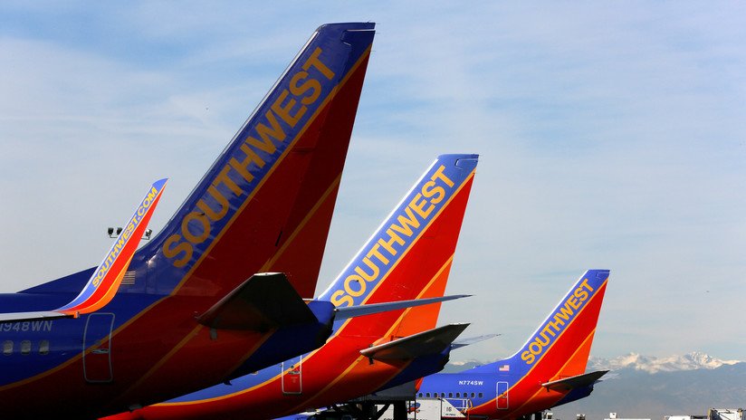 Una azafata denuncia que dos pilotos colocaron una cámara oculta con transmisión en vivo en el baño del avión