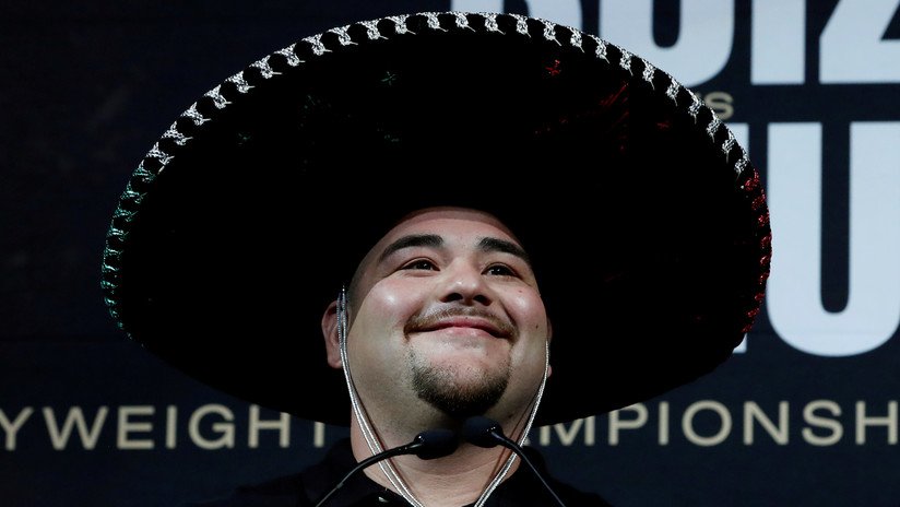 VIDEO: Campeón de los pesos pesados de boxeo ayuda a un desconocido a empujar su auto fundido