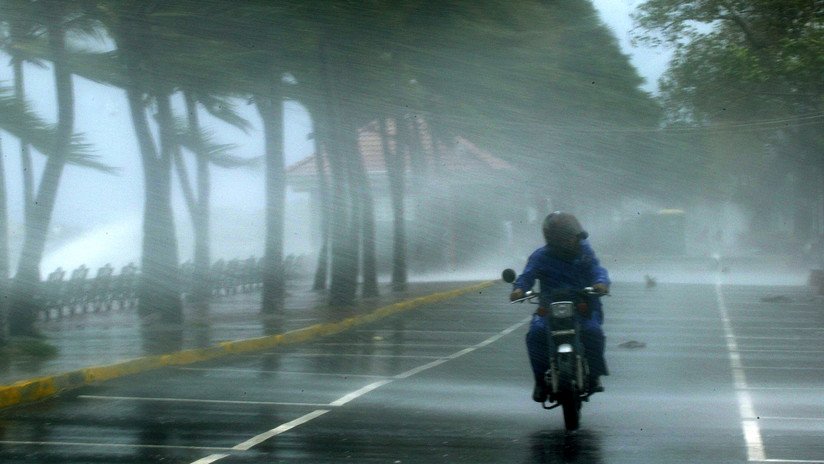 VIDEO: Una moto con dos personas invade el carril contrario y se estrella de frente contra otro ciclomotor