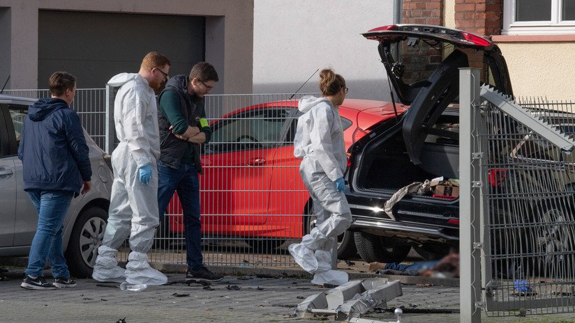 Un hombre atropella a su pareja y la remata en el suelo con un hacha