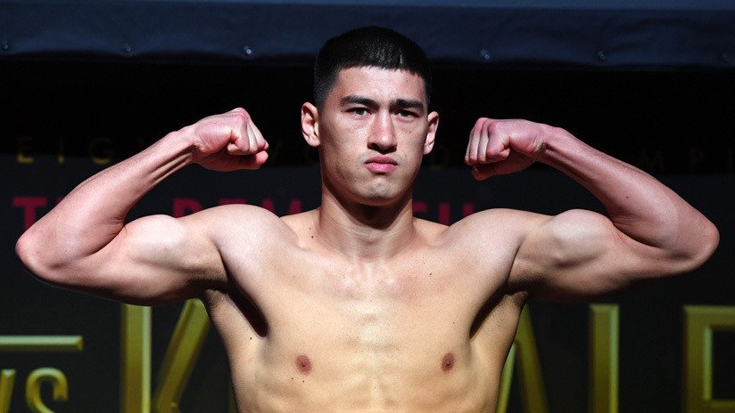 El boxeador ruso Dmitri Bívol recibe el título de súpercampeón mundial de la WBA