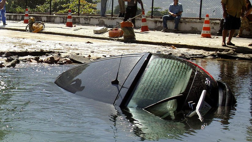 VIDEO: Un padre lanza a su hijo a un puente para salvarlo tras caer con el auto al agua