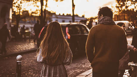 Taxista salva de un traficante sexual a una mujer embarazada que lloraba en su auto (VIDEO)