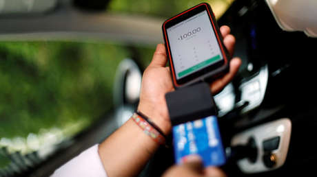 Detienen en Madrid a un taxista que estafó 26.000 euros a sus clientes dando el 'cambiazo' a sus tarjetas bancarias