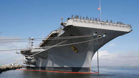 FOTO: El portaviones estadounidense USS George Washington sale del dique seco