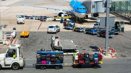 VIDEO: Carrito de catering fuera de control es detenido al estilo 'Rápidos y furiosos' por un operario en la pista de un aeropuerto