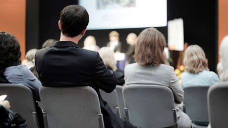 Una profesora sostiene al bebé de una alumna mientras dicta una conferencia durante 3 horas  (FOTO)