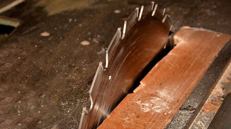 VIDEO: 'Mesa mortal' con sierras circulares en movimiento hiere a un ilusionista