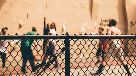 VIDEO: Una multitud casi lincha a un hombre que intentó violar a una niña en Colombia