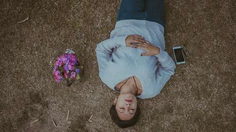 Un joven muere tras dormirse mientras jugaba con su celular enchufado