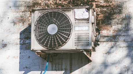 VIDEO: Roba una oficina pero se deja su botín sobre un aparato de aire acondicionado al huir por la ventana