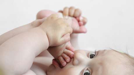 Una madre salva a su bebé al detectar en una foto que tiene cáncer en un ojo