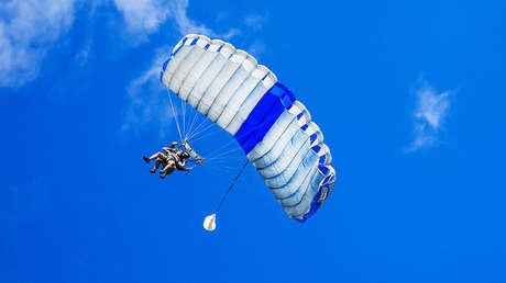 VIDEO: Una turista y su instructor se estrellan con un parapente en el mar (y se salvan a nado)