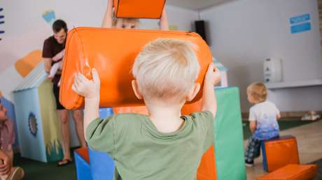 La familia de un niño autista de 5 años denuncia que su escuela lo reportó por acoso sexual por abrazar a sus compañeros