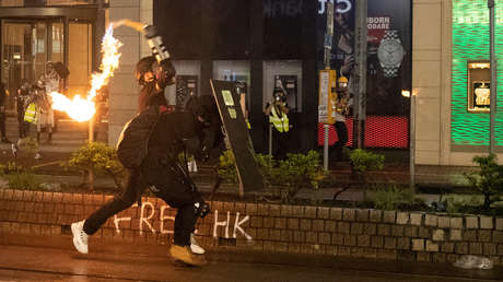 VIDEOS: Manifestantes golpean y prenden fuego a un policía en Hong Kong