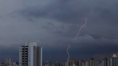 VIDEO: Momento exacto en el que un rayo alcanza a un hombre mientras pasea a sus perros