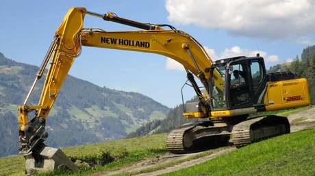 VIDEO: Empleado destruye con una excavadora el lujoso coche de su jefe y un camión