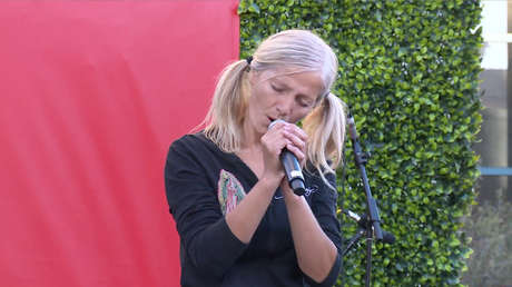 VIDEO: La 'soprano del metro' canta ópera en un evento de Los Ángeles