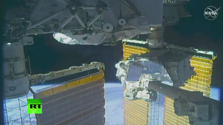 VIDEO: Astronautas realizan la primera caminata espacial de la expedición 61