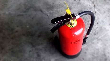 VIDEO: Un extintor de incendios genera el caos durante un informativo en vivo