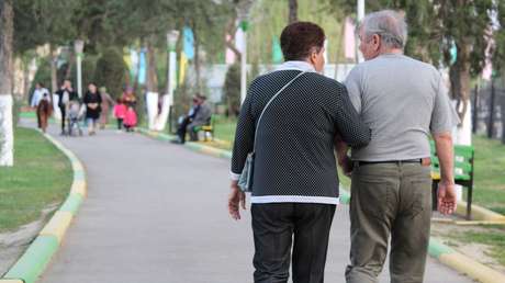"Comenzó a llorar": un motorista emociona con su cariño al anciano que lo acaba de atropellar (VIDEO)