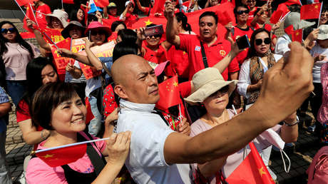FOTOS, VIDEO: Oficial de la Policía china se convierte en estrella en la Red en medio de las protestas en Hong Kong