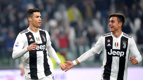 VIDEO: Cristiano Ronaldo sorprende con un beso a Paulo Dybala frente a las cámaras