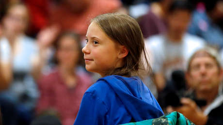 FOTO: Aparece un muñeco con el rostro de la activista Greta Thunberg colgando de un puente en Italia