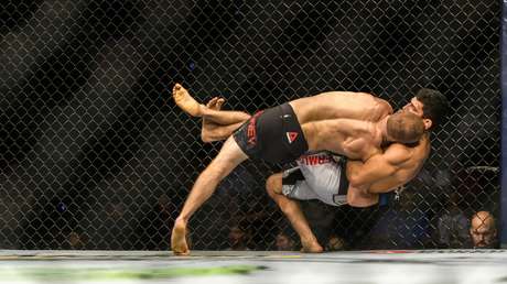 VIDEO: Luchador de artes marciales mixtas estrangula a su rival hasta dejarlo inconsciente y se rehúsa a soltarlo