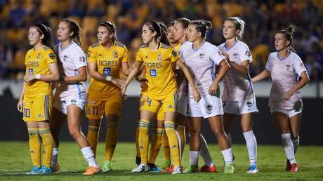 FOTO: Hincha mexicano se aprovecha de una futbolista de EE.UU. tocándole el pecho mientras se hacía un selfi con él y genera indignación