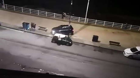VIDEO: Momentos de terror en un paseo marítimo de Reino Unido cuando un coche invade la acera y acelera