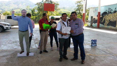 FOTOS: Un alcalde mexicano se hace un doble 'de cartón' para no asistir a actos públicos y salir en la foto