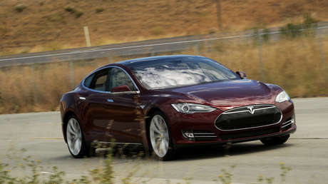 VIDEO: 'Youtubers' desmontan el motor de un Tesla Model S para ver el interior