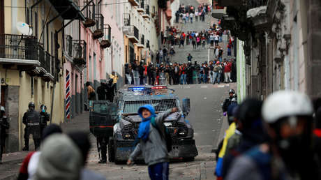 VIDEO: Un tanqueta policial a gran velocidad dispersa una manifestación en el Centro Histórico de Quito