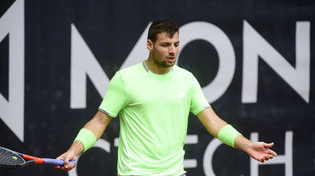 Un tenista español es descalificado de un partido por un roto en los pantalones (VIDEO)