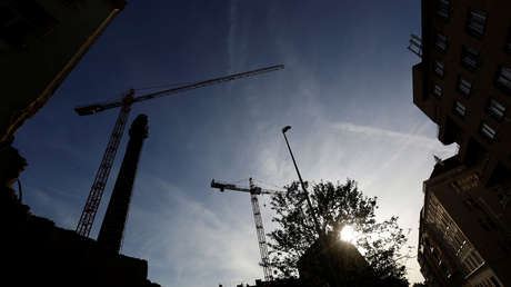 VIDEO: Una grúa se derrumba sobre casas en California