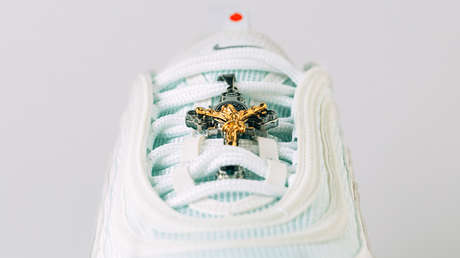 FOTOS: Presentan las 'zapatillas de Jesús' con agua bendita en las suelas por 3.000 dólares (y la primera serie se agota en pocas horas)