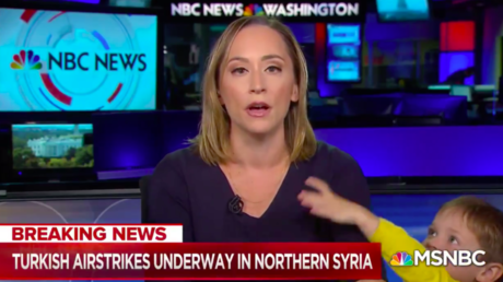 VIDEO: Un niño de cuatro años 'debuta' en la televisión interrumpiendo el noticiero en vivo de su madre