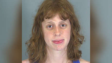 Una mujer abusa sexualmente de una niña de 12 que conoció en Internet tras llevársela a más de 1.600 kilómetros de su casa