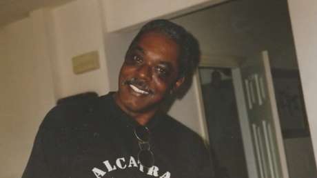 Un hombre ayuda a un desconocido a quedarse en EE.UU. y se convierte en un famoso científico